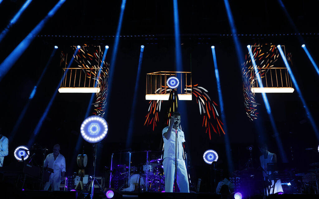 Fotos del concierto de vetusta morla en sevilla, donde se puede apreciar el fondo de proyecciones audiovisuales basadas en la estética de "cable a tierra", con formas de colores que giran entre ellas y recuerdan a los fuegos artificiales.